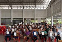 เกษตรจังหวัดน่าน ส่งมอบใบรับรองในขอบข่ายเกษตรอินทรีย์ ชนิดพืช ข้าว ให้แก่เกษตรกรที่เข้าร่วมโครงการเพิ่มขีดในการแข่งขันการเกษตรระดับภูมิภาค