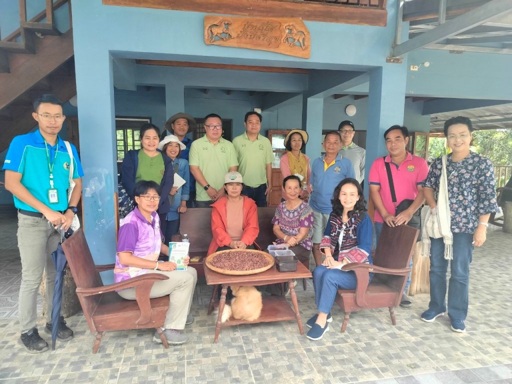 สำนักงานเกษตรอำเภอทุ่งช้าง ร่วมตอนรับและนำนักวิชาการและเจ้าหน้าที่จากกองวิจัยพัฒนาปัจจัยการผลิตทางการเกษตร สถาบันวิจัยพืชสวน และ ศูนย์วิจัยและพัฒนาการเกษตรน่าน กรมวิชาการเกษตร ลงพื้นที่สวนโกโก้อำเภอทุ่งช้าง