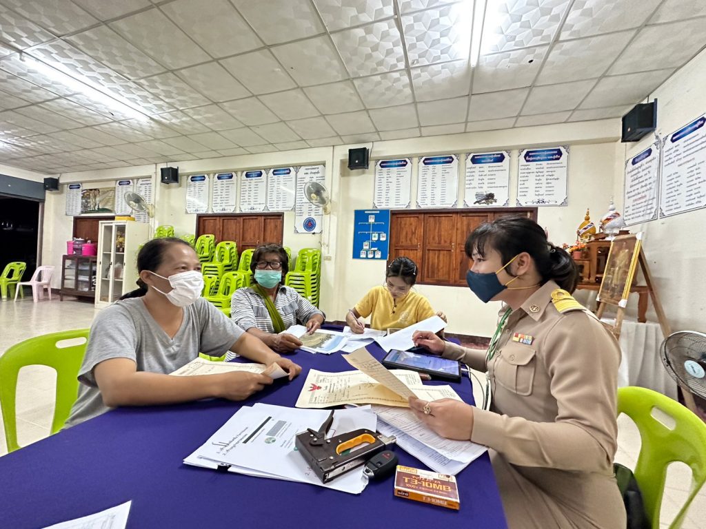 สำนักงานเกษตรอำเภอทุ่งช้าง ให้บริการขึ้นทะเบียนและปรับปรุงทะเบียนเกษตรกร บ้านทุ่งผึ้ง หมู่ที่ ๕ ตำบลทุ่งช้าง อำเภอทุ่งช้าง จังหวัดน่าน