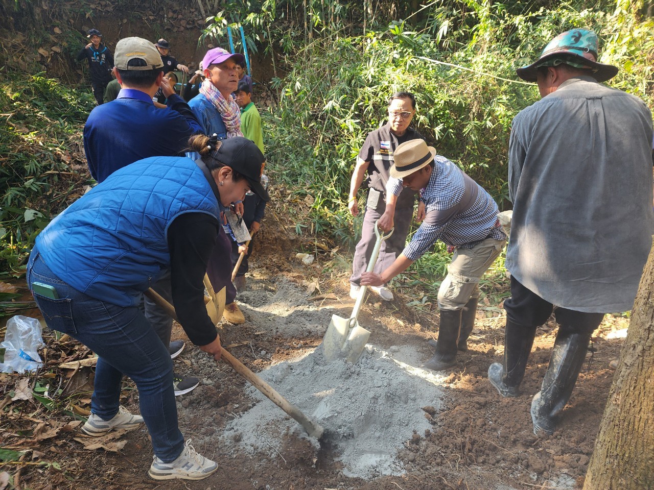 เกษตรอำเภอทุ่งช้าง ร่วมสร้างฝายแกนดินซีเมนต์กักเก็บน้ำ เพื่อบรรเทาภัยแล้ง