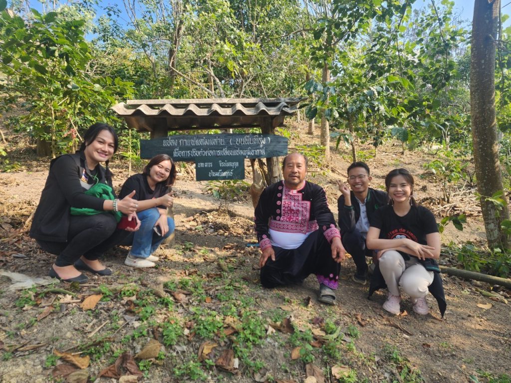 สำนักงานเกษตรอำเภอทุ่งช้าง ลงพื้นที่เยี่ยมเยียนแปลงปลูกกาแฟแปลงแรกของบ้านมณีพฤกษ์