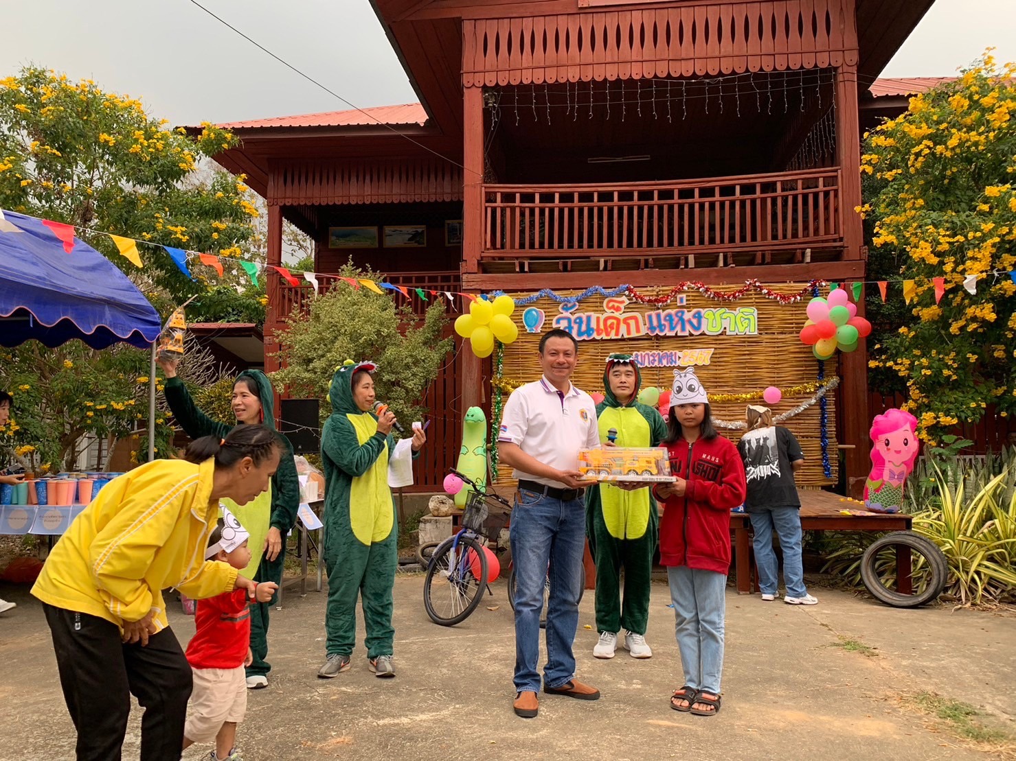 สำนักงานเกษตรอำเภอทุ่งช้าง ร่วมจัดกิจกรรมสร้างรอยยิ้มให้กับเด็กๆ และชุมชน  ในวันเด็กแห่งชาติ ประจำปี 2567