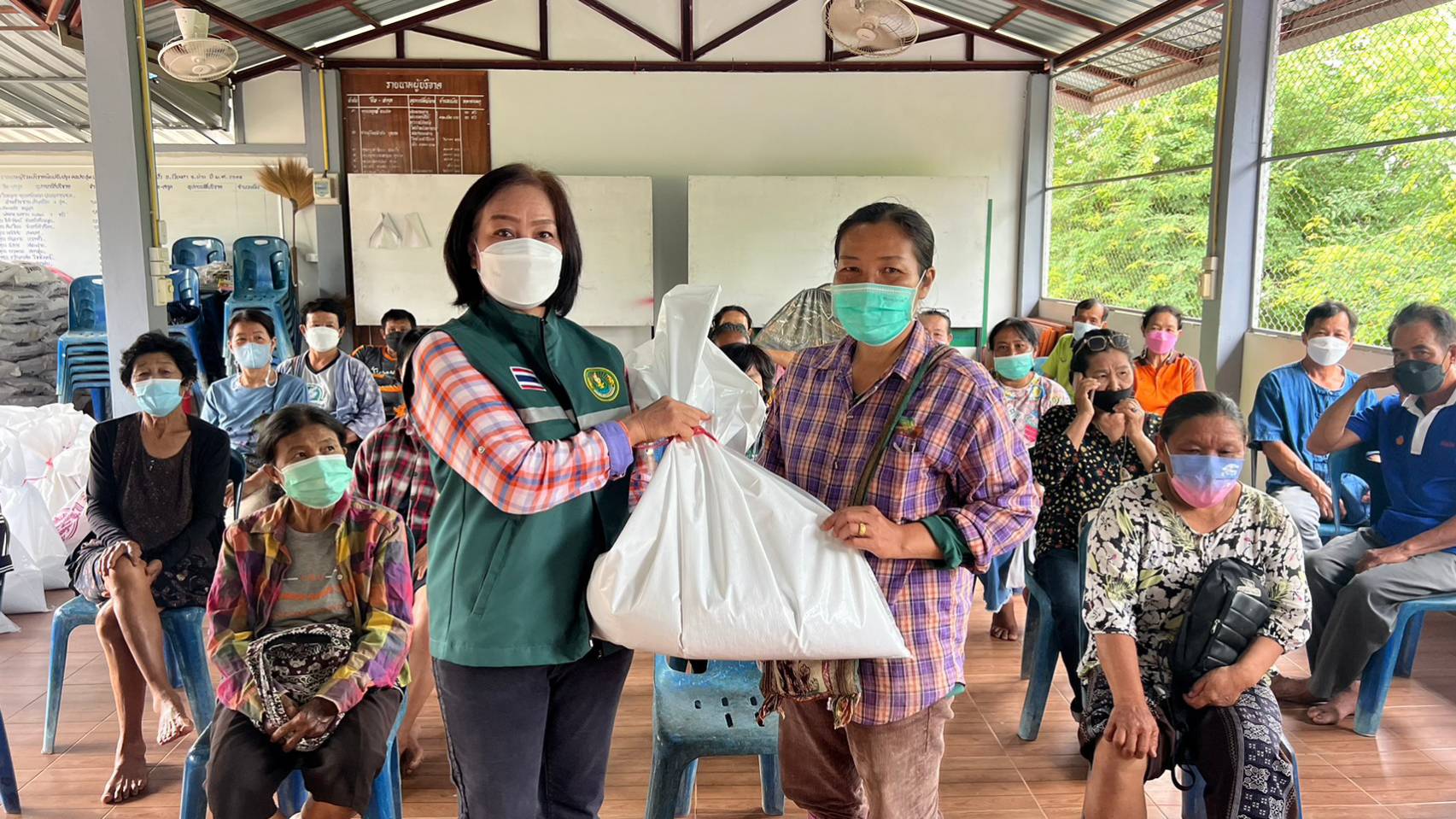 สำนักงานเกษตรอำเภอเวียงสาส่งมอบปัจจัยการผลิต(พืชตระกูลถั่ว)